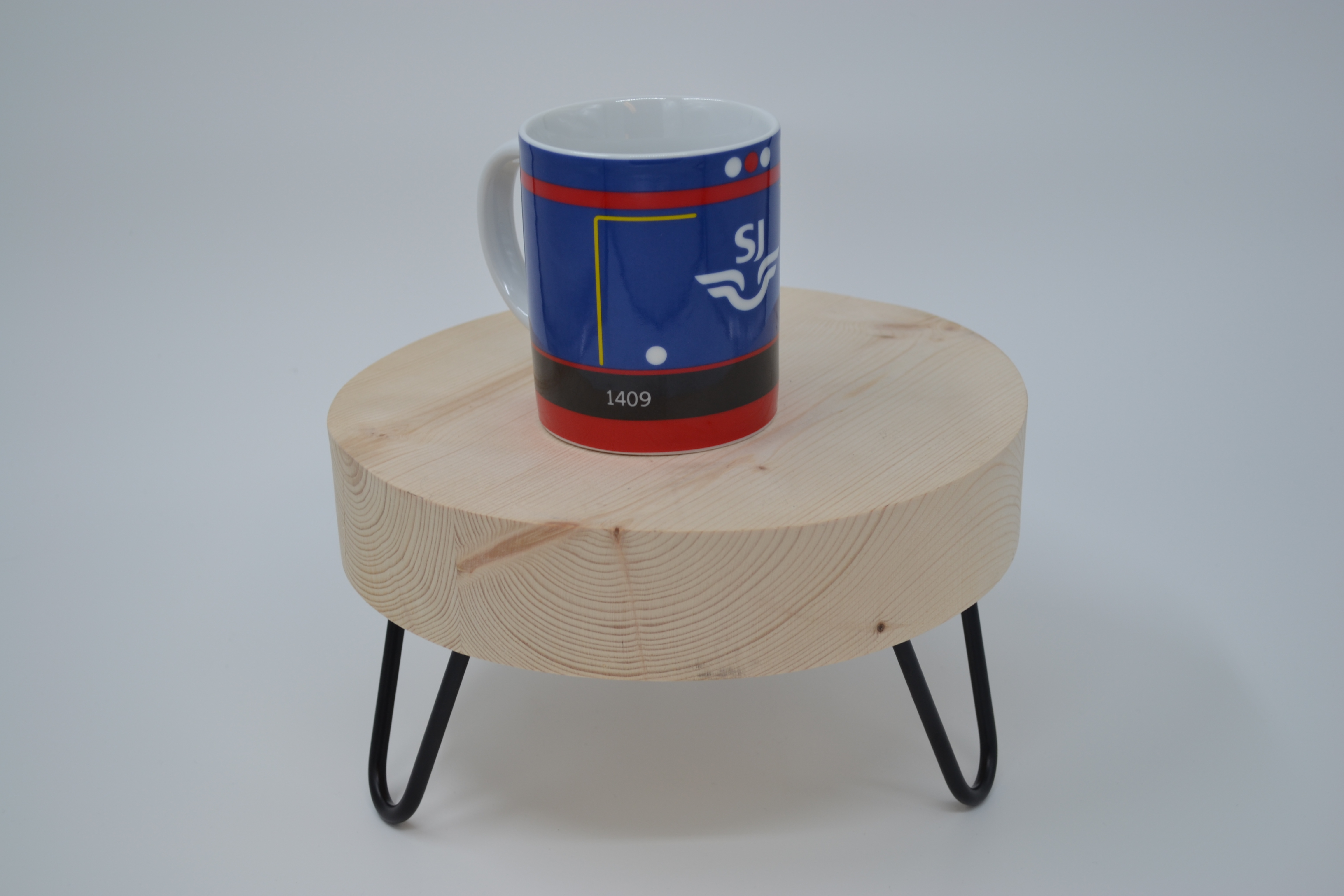 Blå kopp med design hämtad från ett gammalt tåg.