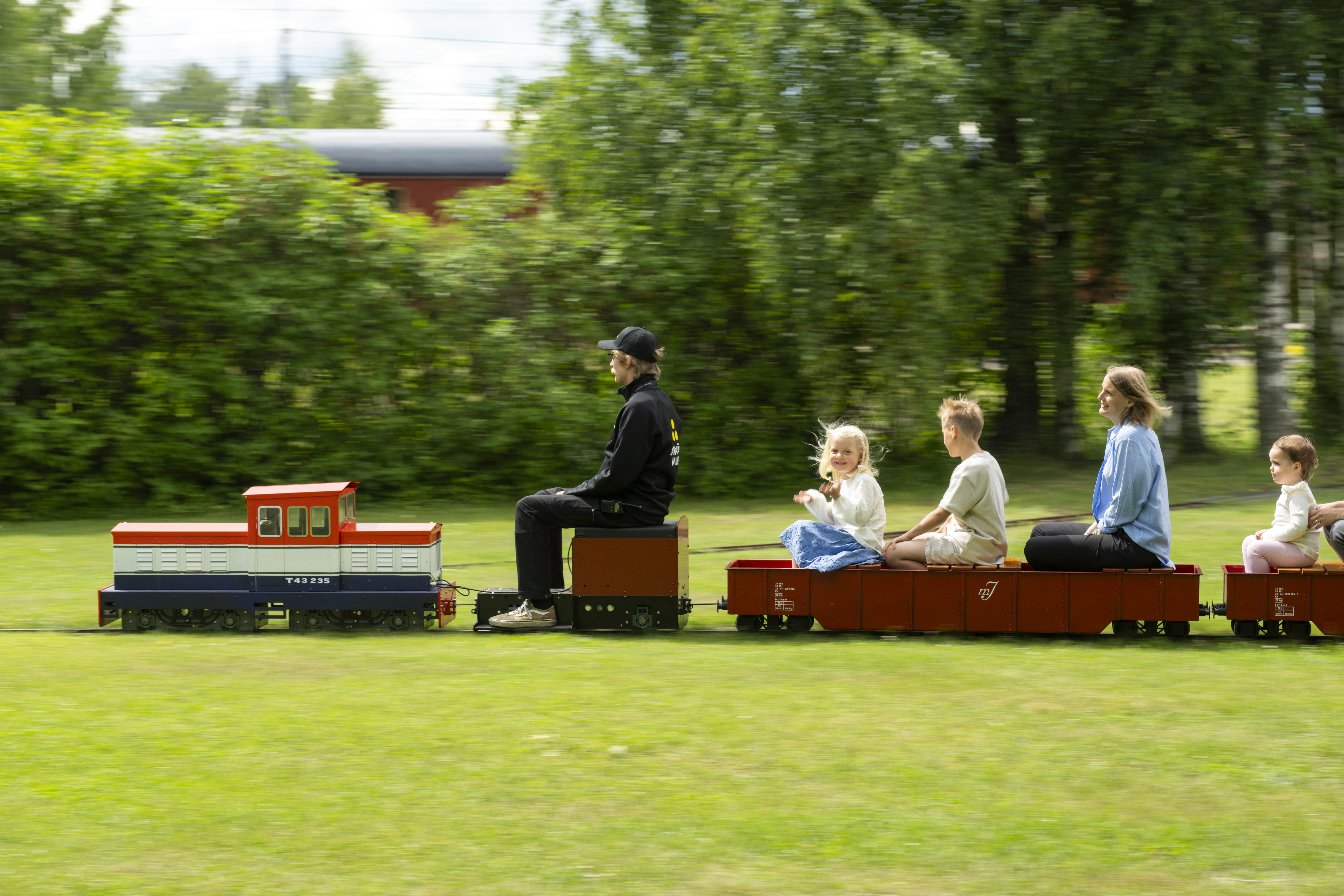 Den lummiga gröna Järnvägsparken lever upp i sommar med bland annat ett nytt minitågslok.