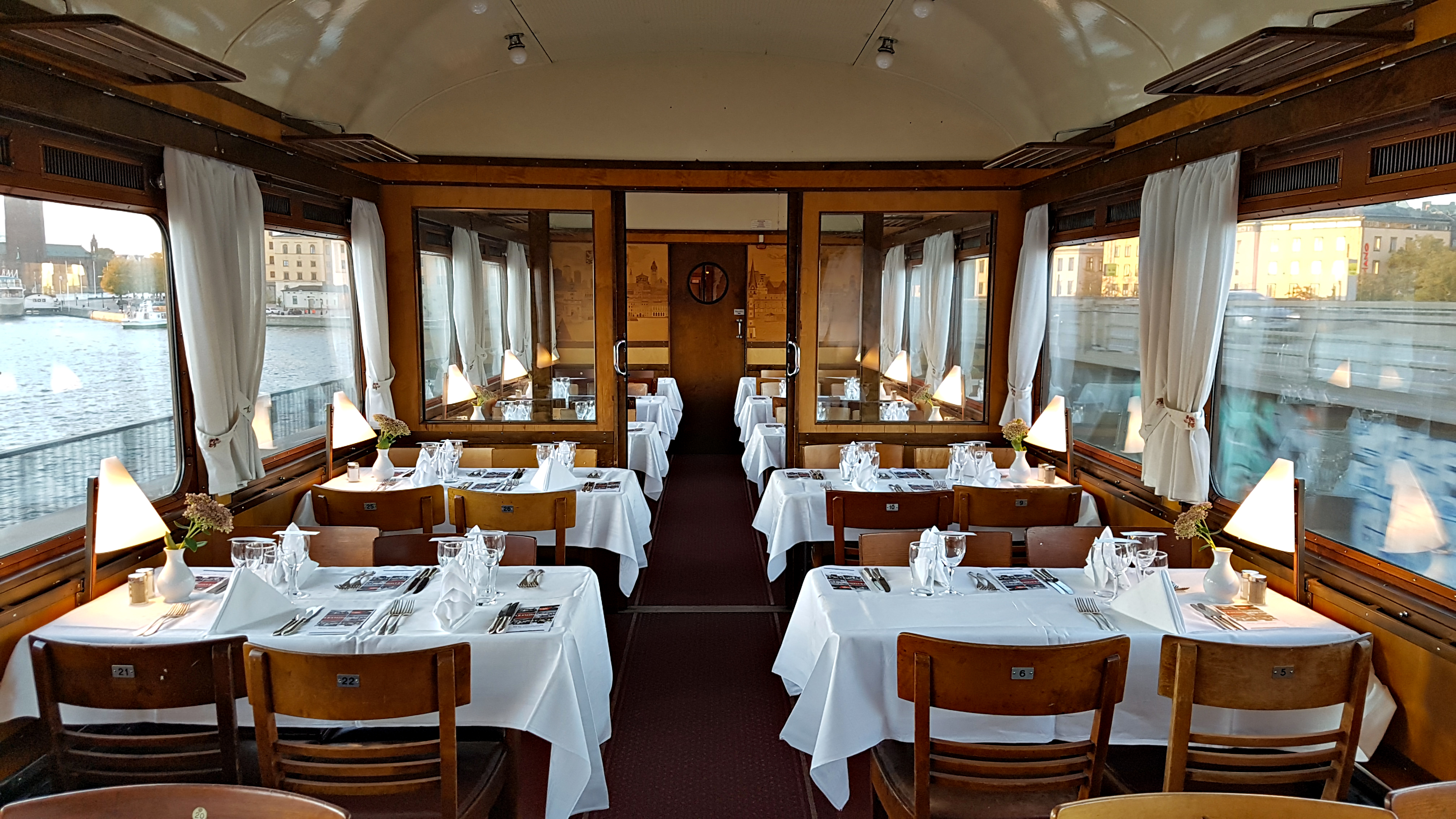 Interiörbild från Järnvägsmuseets restaurangvagn Ro3b 3749 även kallad Cronstedts vagn. Byggd av Kalmar Verkstad 1946.