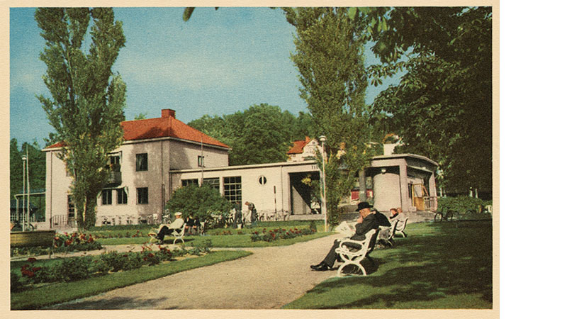 Lindesbergs station under 1940-talet. Bilden illustrerar hur många järnvägsstationer såg ut före nedmonteringen av trädgårdsanläggningarna som inleddes på 1950-talet. 