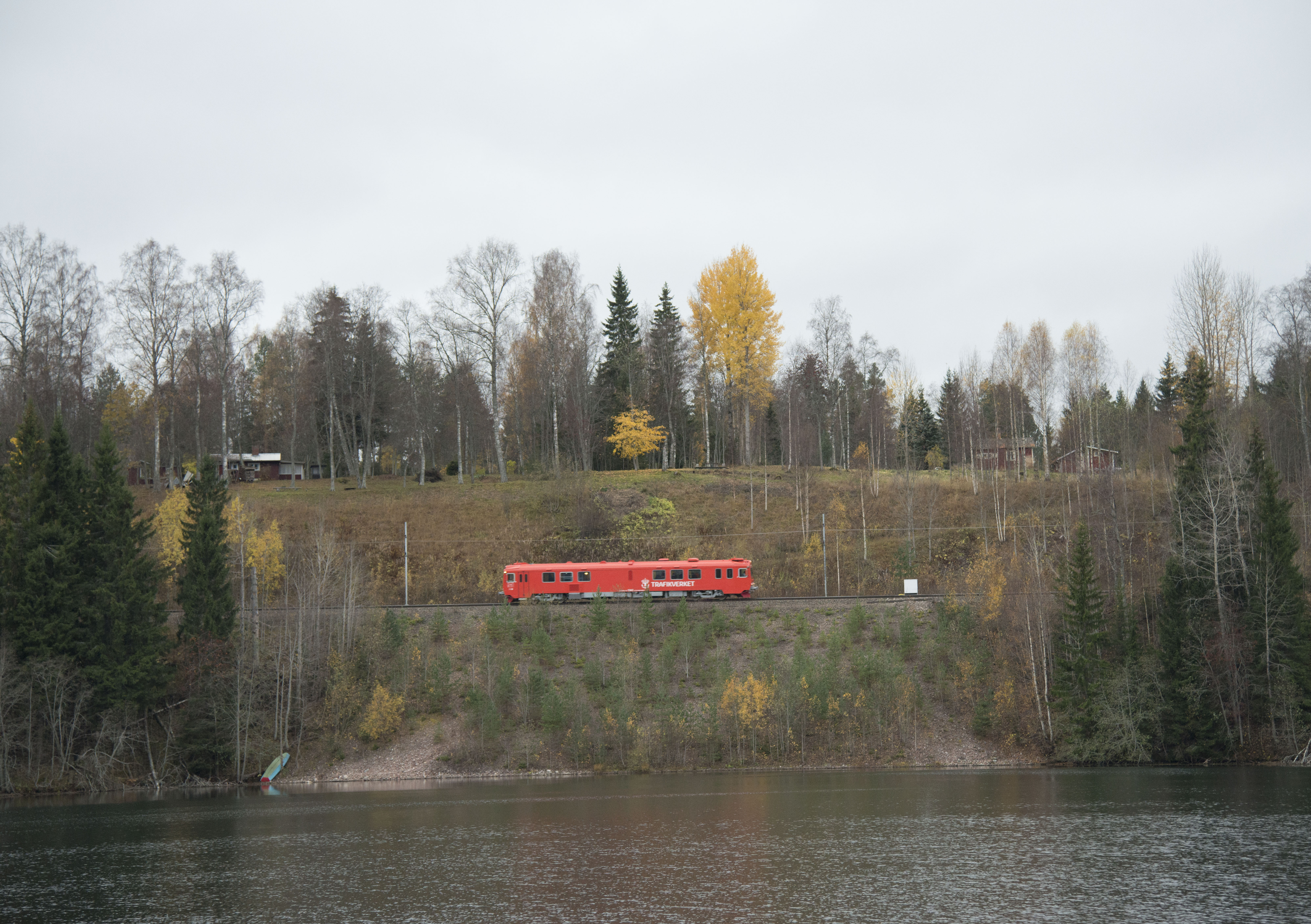 Trafikverkets motorvagn rullar fram i ett höstlandskap med en del träd som fått gula löv. Foto: ©Anders Jansson. Photo: ©Anders Jansson