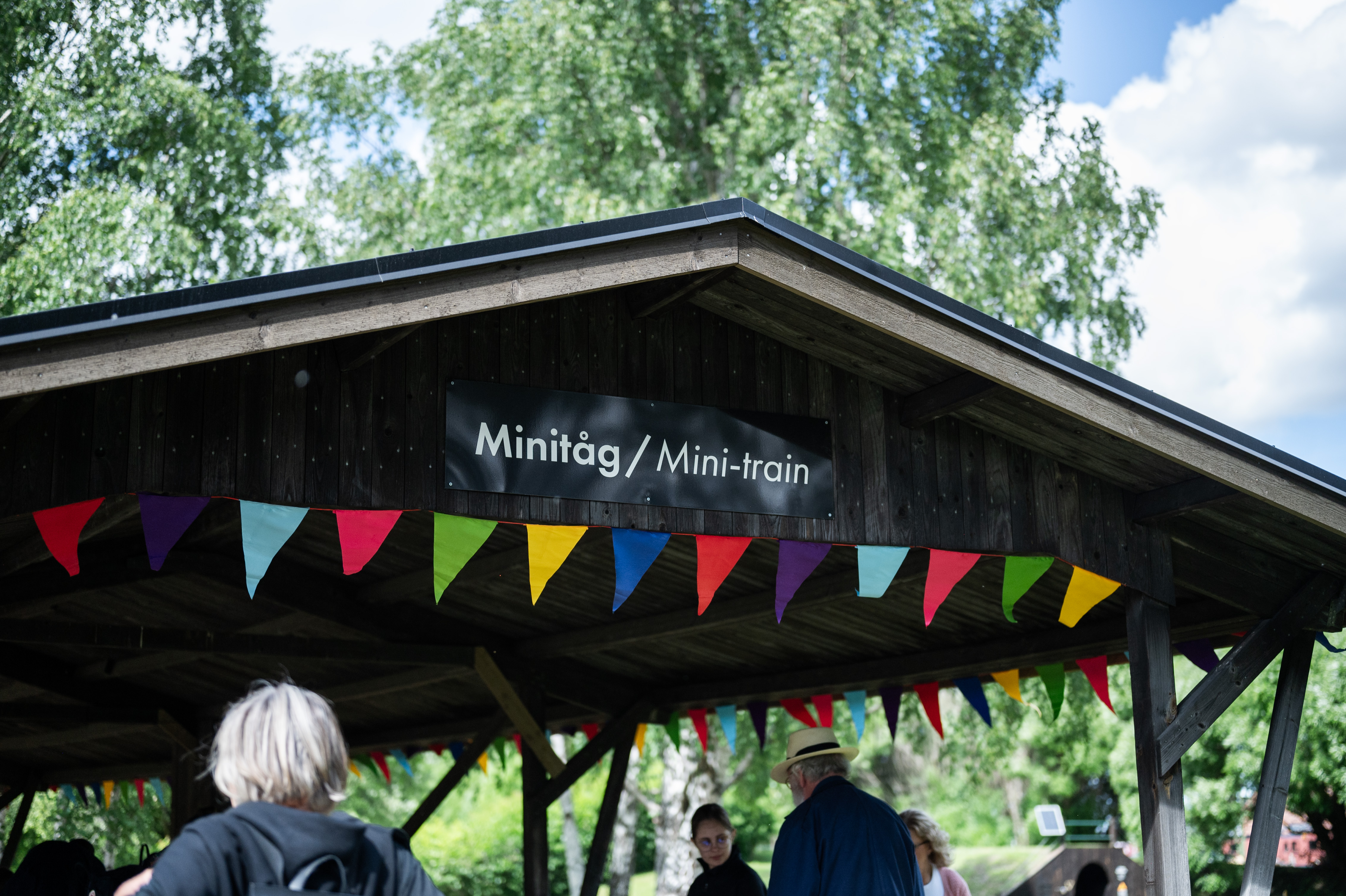 Bilden visar taket över minitågbanan. 