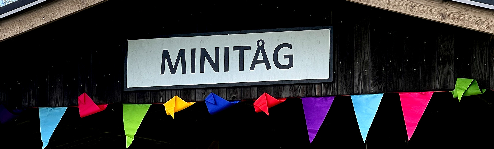 En tågstation med en skylt där det står Minitåg