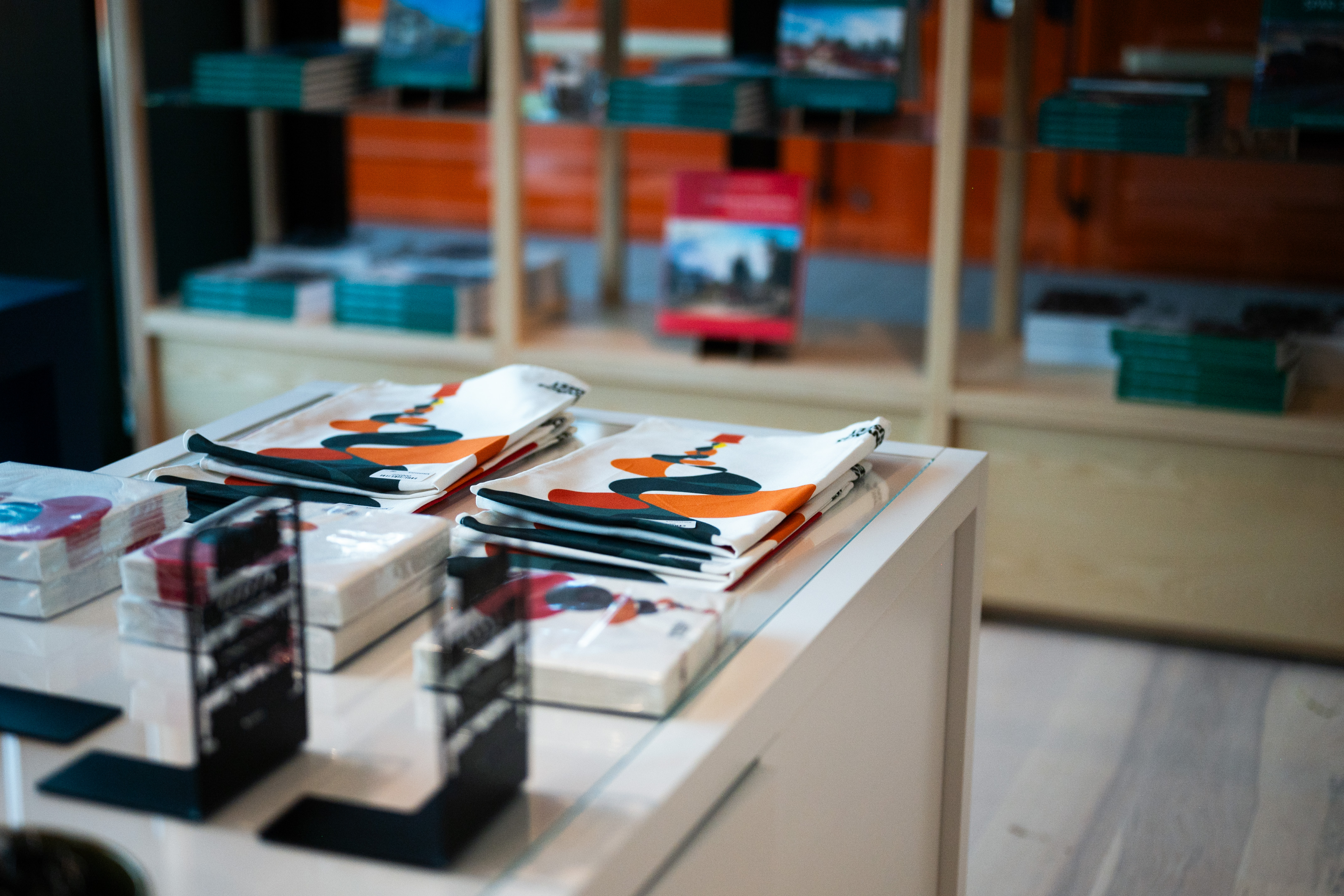 Närbild på tygpåsar och bokstöd i butiken