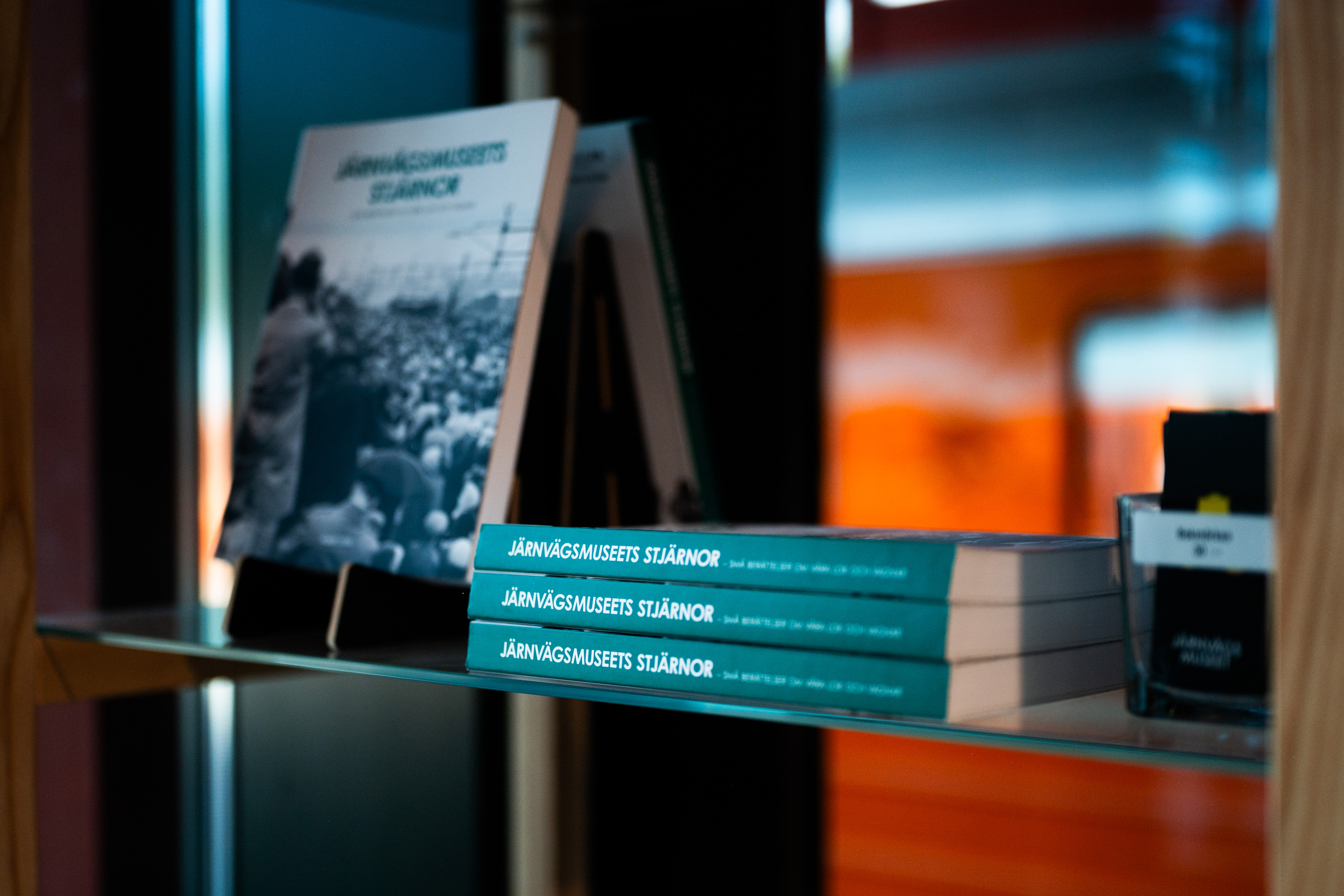 Närbild på böcker i en butik.