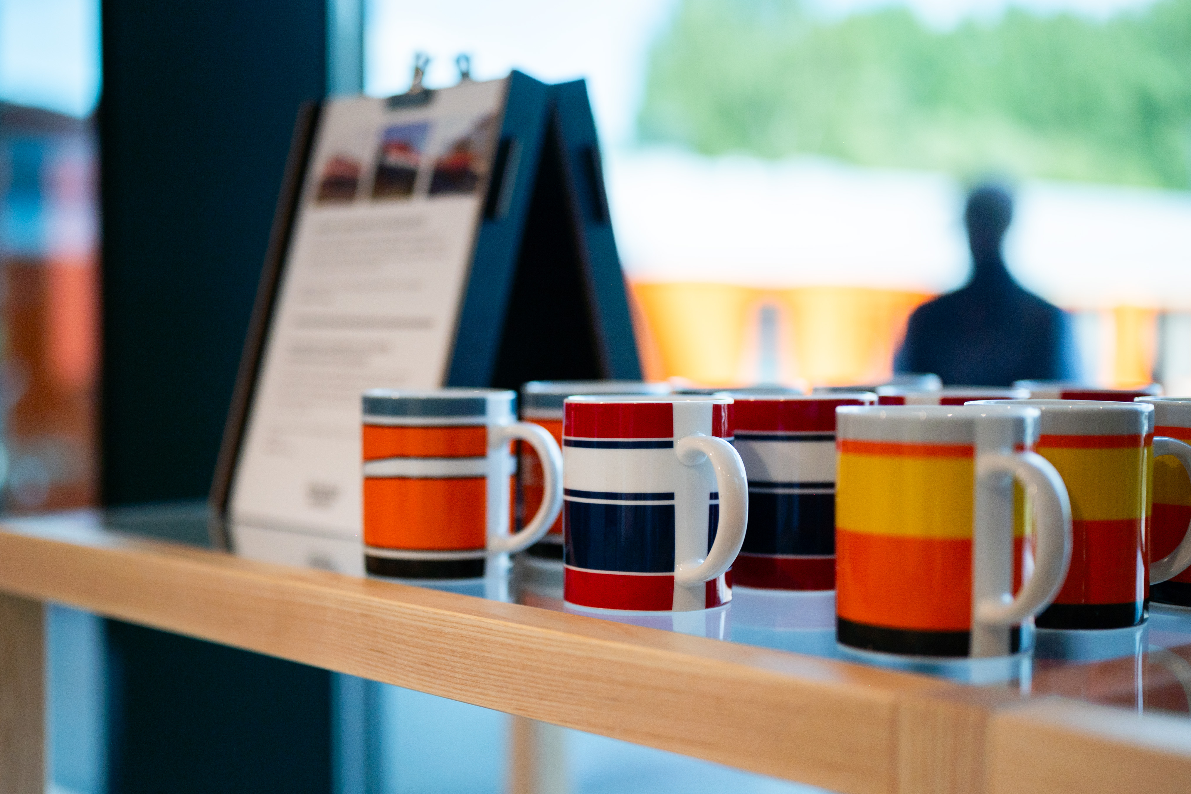 Färgglada porslinsmuggar med tågtema.