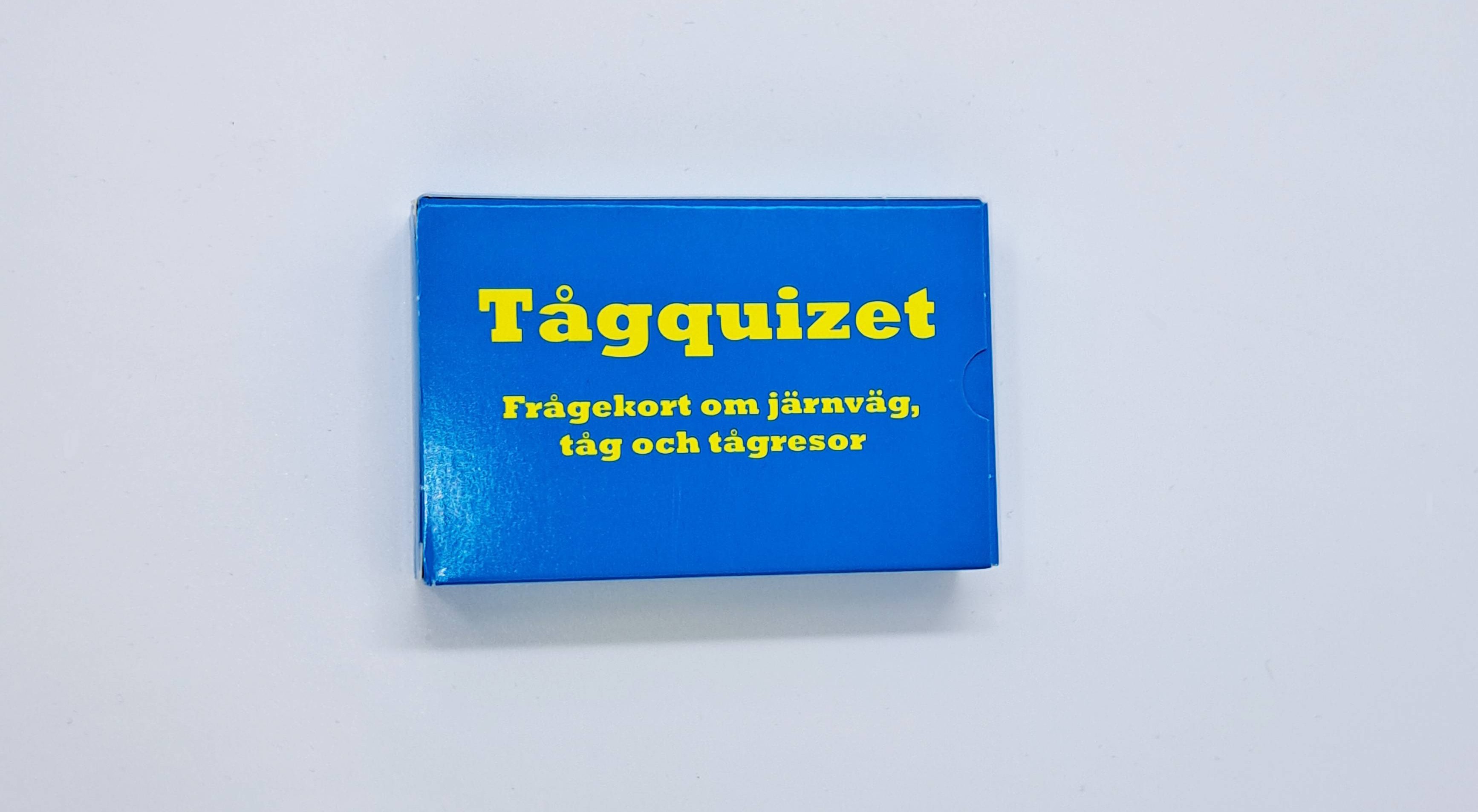 En blå liten box med gul text "Tågquizet".