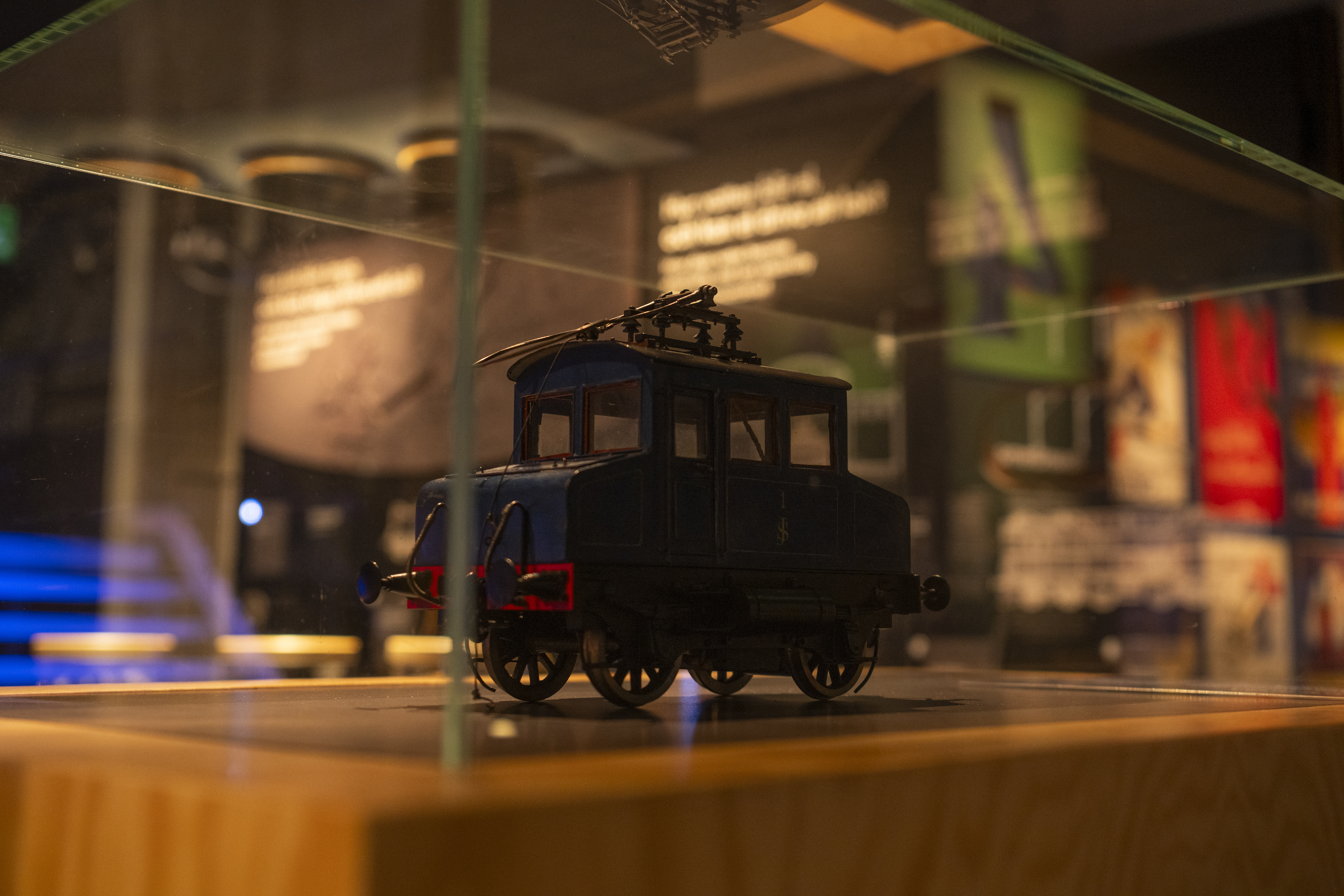 Ett svart lok i miniatyr står i en monter i visningshallen på museet.