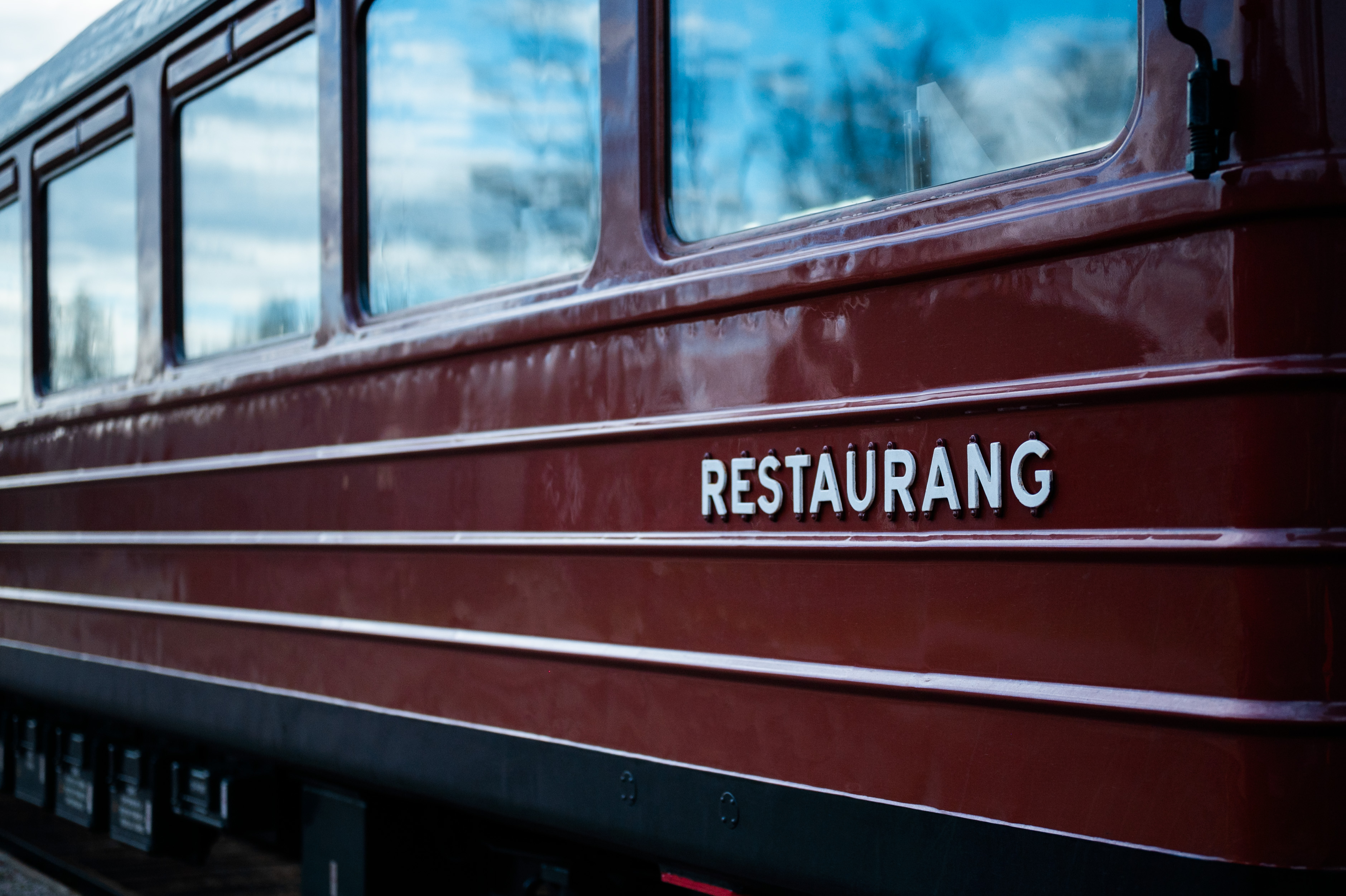 Närbild av en äldre tågvagn utifrån med texten Restaurang på sidan.