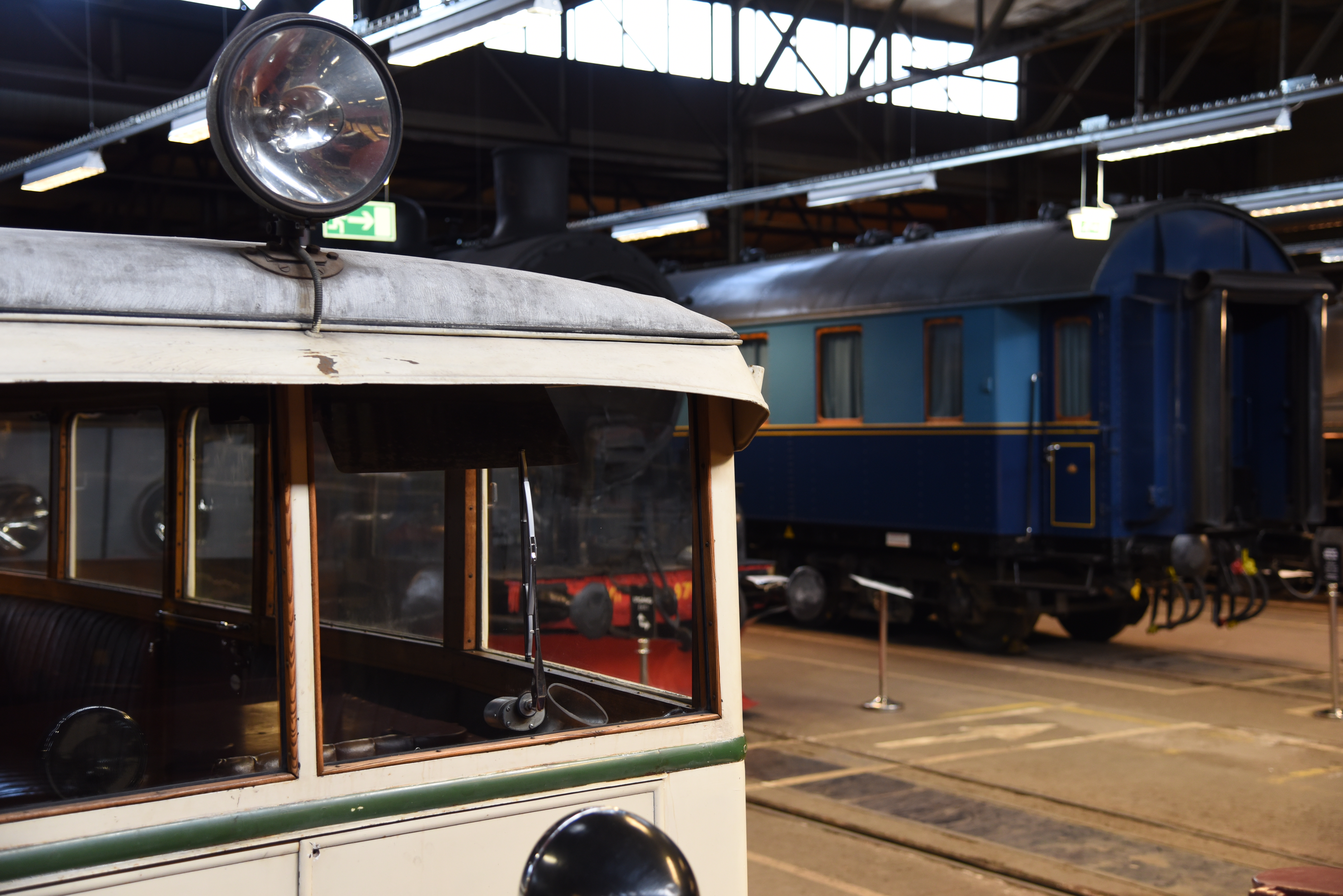 En vit tågvagn med en rund lampa på taket.