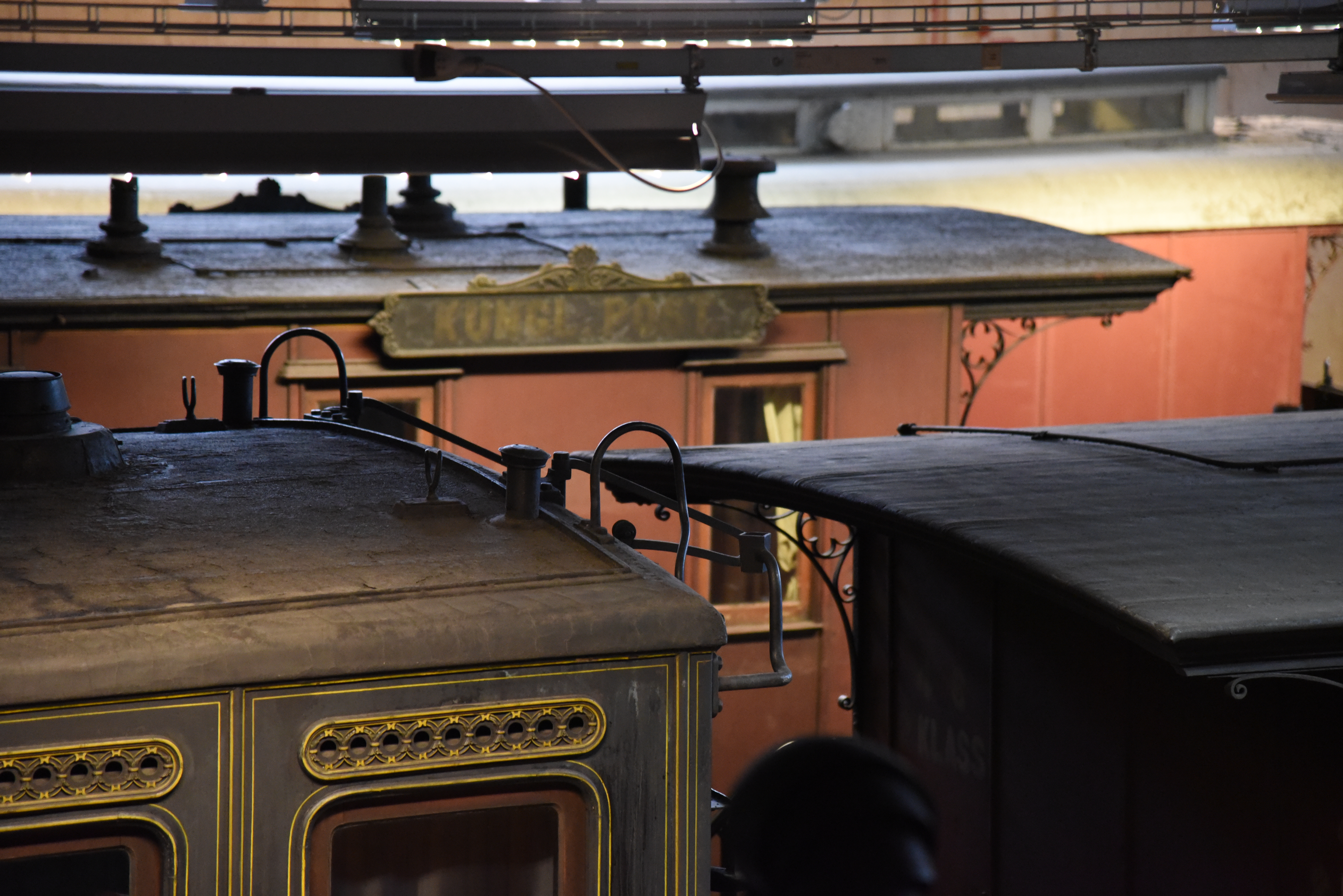 taken på flera gamla tågvagnar i svarta, gråa och röda färger.