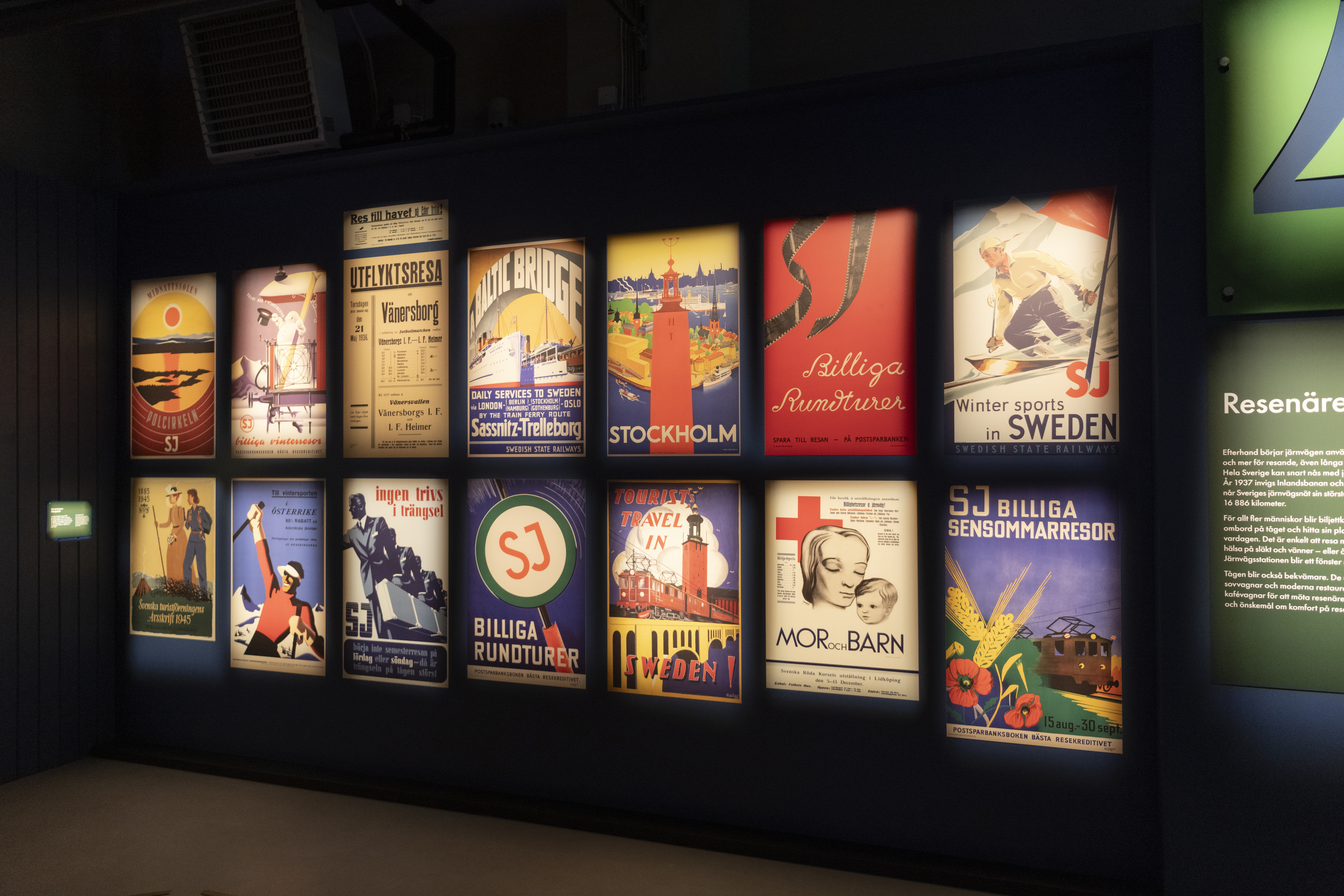 En vägg fylld med historiska reseposters med varierande motiv och färger.