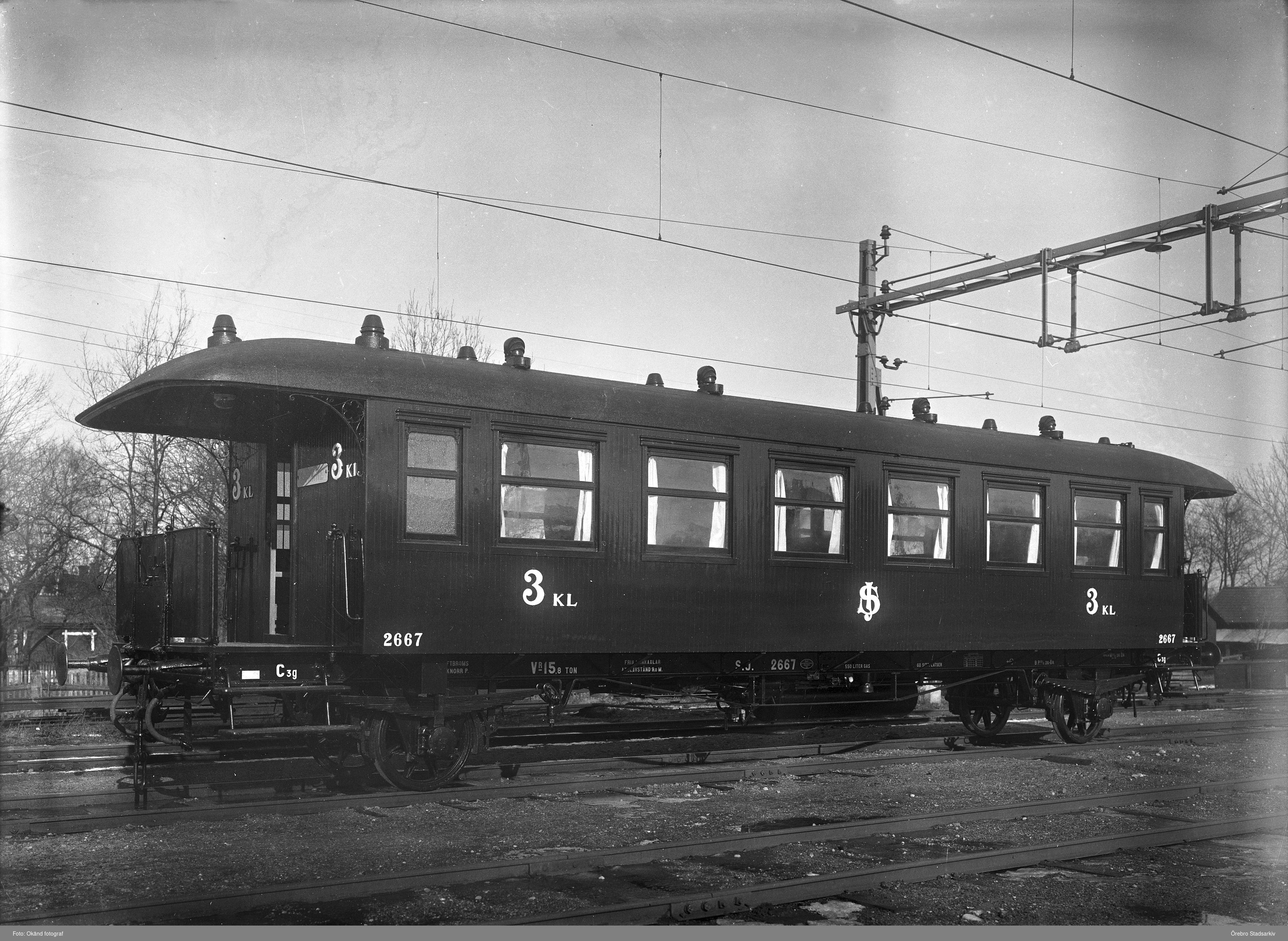 En svartvit bild på en 3-klass personvagn på räls.