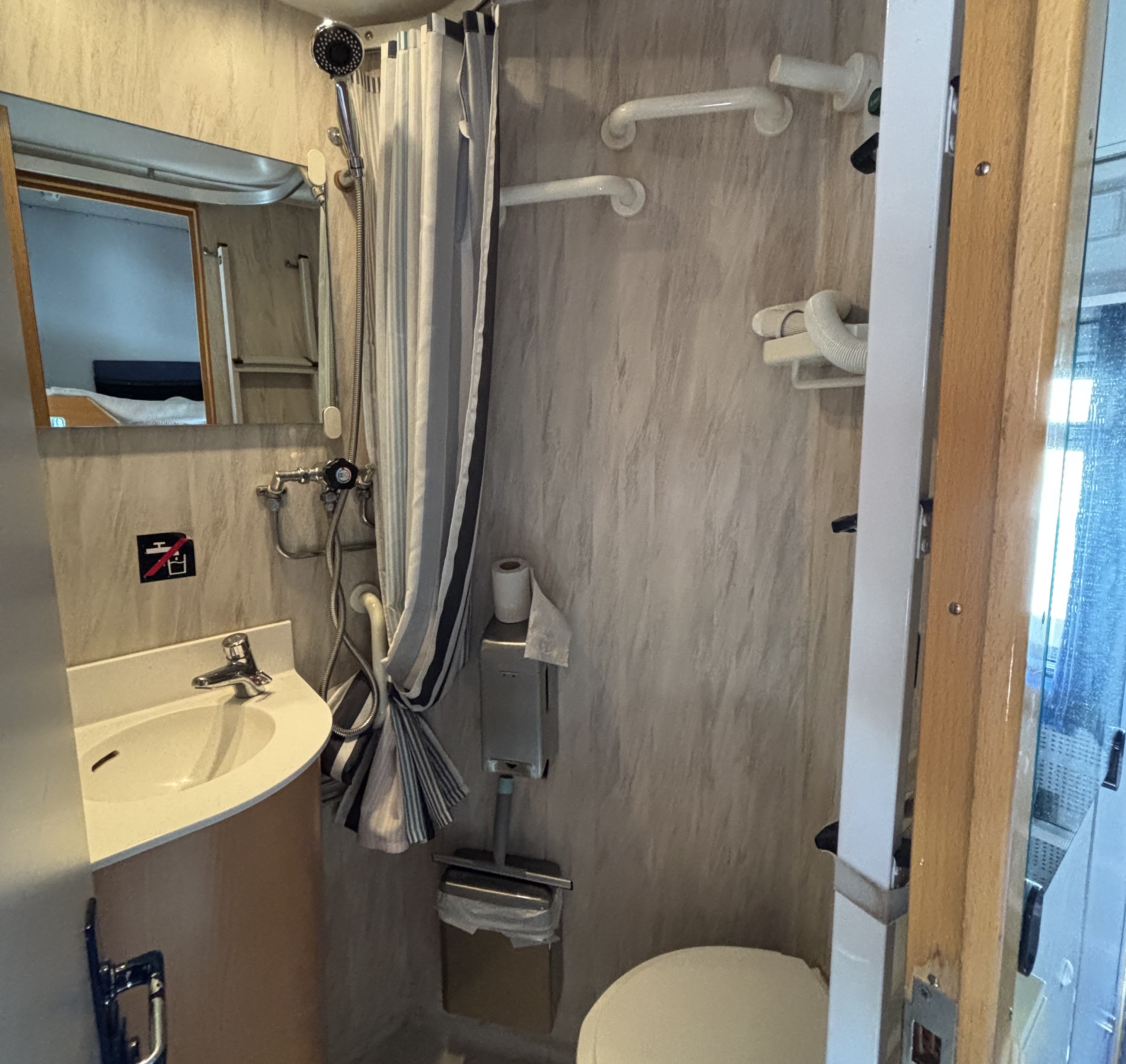 Kombinerad dusch och toalett i sovvagn WL5DE 4639