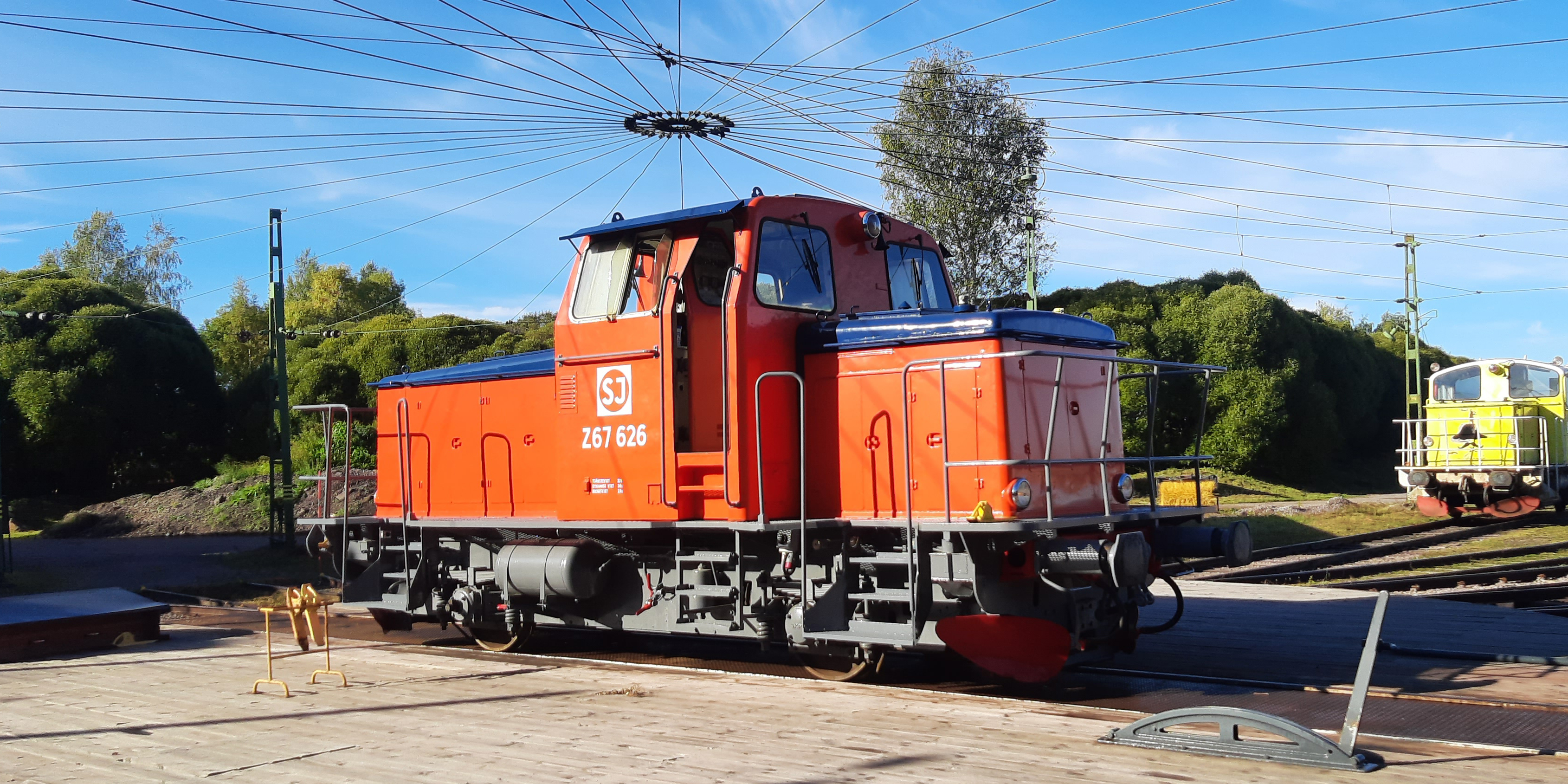 Orangemålat lok stående på vändskiva.