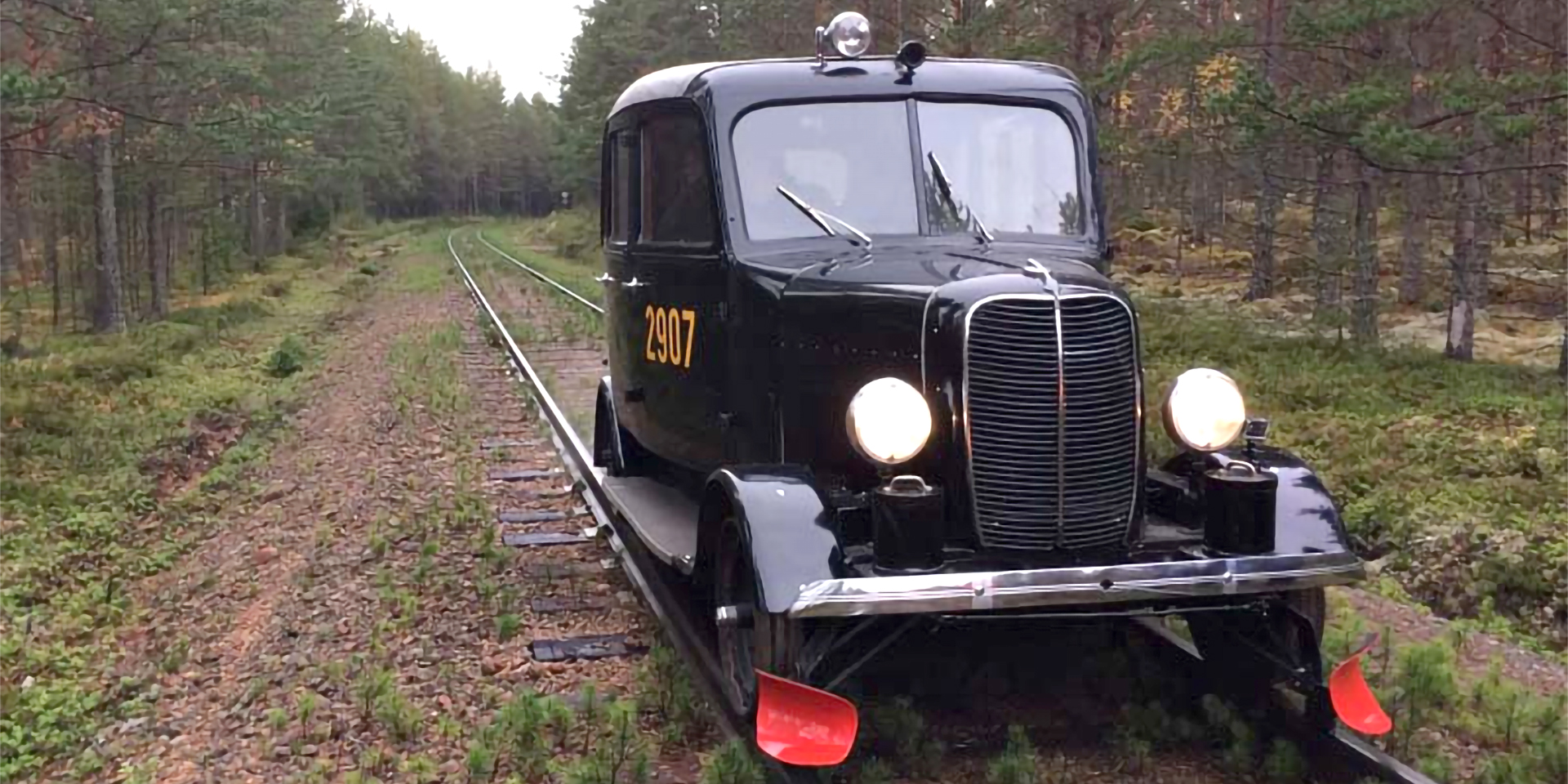 Svart bil som går på räls.